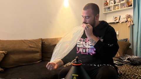 Medizinsche Cannabisblüten sind das einzige, was Dominik aus Karlsruhe bei seinem Tourette helfen. Mit dem GKV-Beitragsstabilisierungsgesetz zahlt die Krankenkasse diese aber nicht mehr.