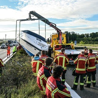 Bei einem Unfall auf der A8 kurz vor Merklingen ist ein Boot von einem Anhänger gerutscht und auf dem Mittelstreifen gelandet. Der skurrile Unfall sorgte für einen langen Stau. 