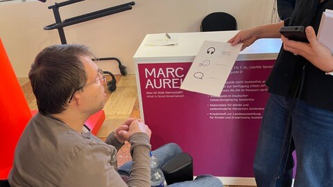 Piktogramme helfen, den passenden Audioguide zu finden - wie hier im Stadtmuseum Simeonstift: Es gibt Hör-Angebote für Erwachsene, für Kinder und in Leichter Sprache.