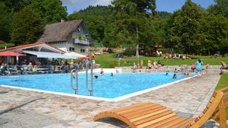 Das Freibad in Lautenbach ist seit Jahrzehnten ein Treffpunkt für die Ortsgemeinschaft. Aufgrund des Sparpakets der Stadt  Gernsbach muss es vielleicht geschlossen werden. 