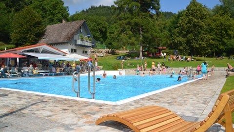 Das Freibad in Lautenbach ist seit Jahrzehnten ein Treffpunkt für die Ortsgemeinschaft. Aufgrund des Sparpakets der Stadt  Gernsbach muss es vielleicht geschlossen werden. 