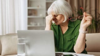 Frau hat Kopfschmerzen