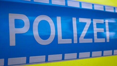 Der Schriftzug Polizei auf einem Einsatzwagen: In Montabaur ist eine vermisste 16-Jährige wieder da