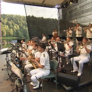 Die Bundeswehr-Bigband spielt ein Konzert.