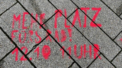 In Ellwangen hat der Bauhof Sprühlack statt Sprühkreide ausgegeben - jetzt gehen die bunten Parolen einer Fahrraddemo nicht mehr weg. 