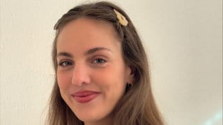Portraitaufnahme von Sabrina Kir bei SWR Aktuell im Studio Tübingen.