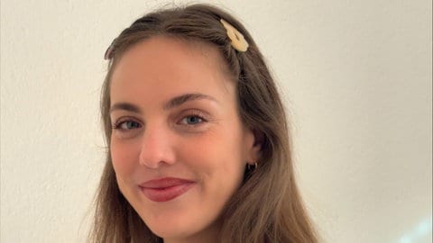 Portraitaufnahme von Sabrina Kir bei SWR Aktuell im Studio Tübingen.
