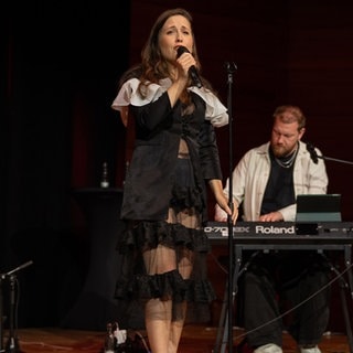 Alice Merton und Alexander Wolfe bei der Pressekonferenz am 30.04.2026 zu den Nibelungen-Festspielen Worms 2026 im DasWormser, bei der das neue Stück Die Hunnenkönigin präsentiert wurde