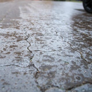 Glatteis auf einer Straße in Baden-Württemberg- Am Mittwoch wird landesweit vor Glätte gewarnt.
