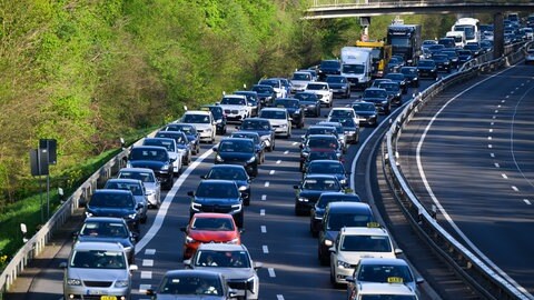 Stau auf der Autobahn: Viele Autos stehen in Schlangen nebeneinander auf der Straße. Der Verkehr kommt nicht voran.