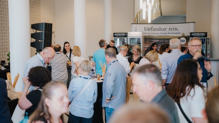 Glückliche Gewinner des Meet & Greet mit den Tatortstars Felix Klare und Jürgen Hartmann