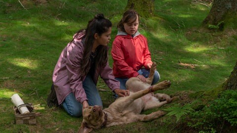 Ronja Estili (Kaya Volkers) mit Pari, Toni (Anna Malner)