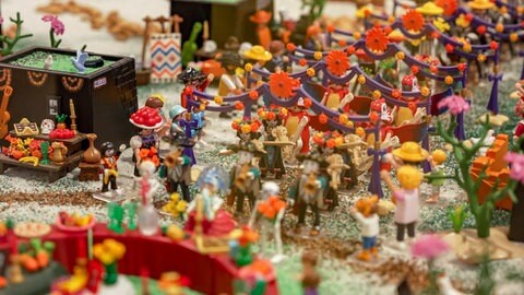 Schwarzwald Marie inmitten einer bunten Prozession. Rund um die Figur gibt es eine Playmobil-Ausstellung in Baiersbronn, gestaltet von Diorama-Künstler Oliver Schaffer.