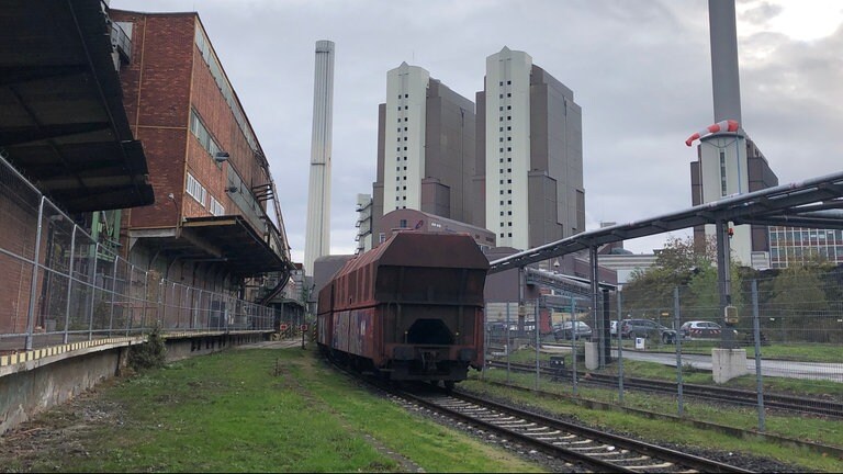 Die Steinkohle liefert die Frankfurter Hafenbahn dem Heizkraftwerk.  