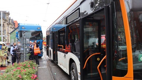 Unfall zwischen Lkw und Linienbus