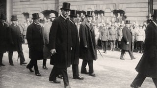 Berlin, 6. Oktober 1929. Trauerfeier und Beisetzung Gustav Stresemanns am 6. Oktober 1929 in Berlin. Im Trauerzug in der Wilhelmstraße (von links): Reichstagsvizepräsident von Kardorff, Reichspräsident von Hindenburg und Reichskanzler Müller