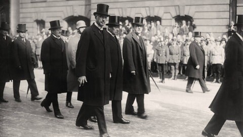Berlin, 6. Oktober 1929. Trauerfeier und Beisetzung Gustav Stresemanns am 6. Oktober 1929 in Berlin. Im Trauerzug in der Wilhelmstraße (von links): Reichstagsvizepräsident von Kardorff, Reichspräsident von Hindenburg und Reichskanzler Müller