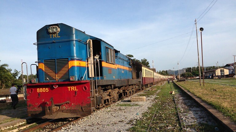 GE Veteran bereit zur Abfahrt im Hbf von Mwanza
