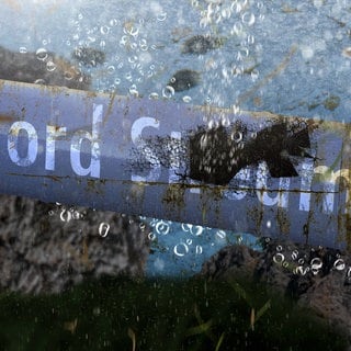 Beschädigte Nord Stream-Gasleitung mit ausströmenden Blasen das Bild steht symbolisch für Zerstörung, Energiekrise, Sabotage und die Verwundbarkeit kritischer Infrastruktur.