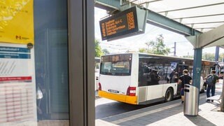Ein Bus hält an der Haltestelle am Mainzer Hauptbahnhof (Symbolbild).