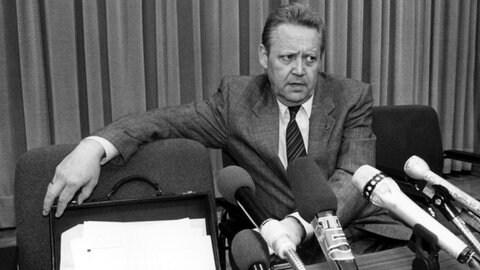 Günter Schabowski, Mitglied des Politbüros des ZK der SED und 1. Sekretär der SED-Bezirksleitung Berlin, auf der Pressekonferenz am 9.11.1989. Auf ihr gab Schabowski die Öffnung der Grenze bekannt.