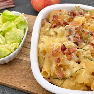 Nudelgratin mit Speck, Apfel und Käse