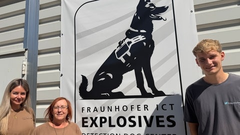 Drei der insgesamt vier Mitarbeiter des "Explosives Detection Dog Centers" am Fraunhofer-Institut in Pfinztal (v. l. n. r. Isabel Wilhelm, Wenka Schweikert, Tim Klett).