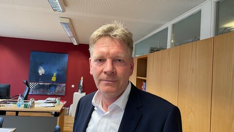 Frank Wiehe ist Erster Landesbeamter im Kreis Calw. Er verteidigt die Einsparungen beim ÖPNV.
