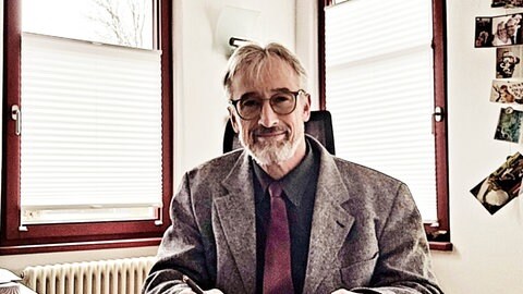 Bürgermeister Karl-Friedrich Häcker am Schreibtisch im Rathaus Setzingen: der Frust wächst