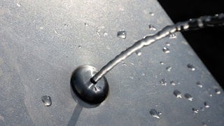 Ein Wasserstrahl aus einer Edelstaglsäule: In Mainz hat ein Mann einen Trinkwasserspender für das Rheinufer gespendet. 