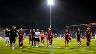 Die Spieler des SSV Ulm 1846 laufem nach der Niederlage beim VfR Aalen enttäuscht über den Platz.