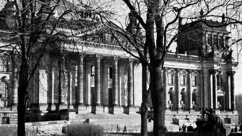 Historische Aufnahme des Reichstags vor dem Brandanschlag im Februar 1933