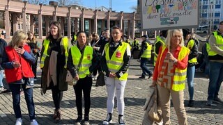 Equal Pay Day: In Pirmasens demonstrieren Beschäftigte des öffentlichen Dienstes für mehr Lohn.