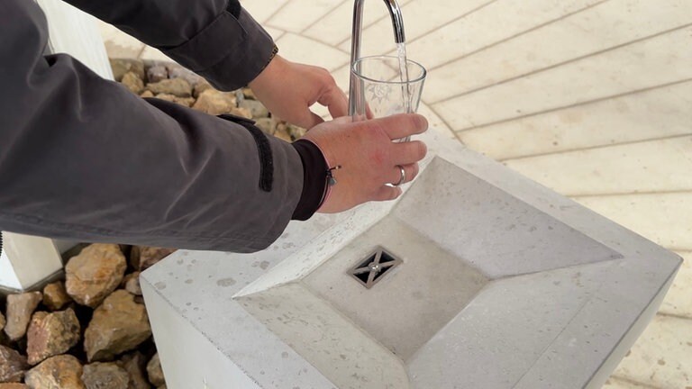 Im Quellpavillion können sich Besucher frisches Mineralwasser kostenlos aus einem Brunnen zapfen.