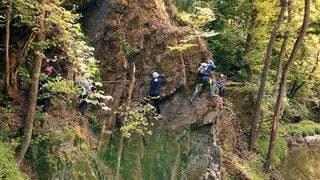 Am Manderscheider Klettersteig ist eine Frau tödlich verunglückt. Wie die Polizei mitteilte, stürzte sie am Freitag aus einer Höhe von 20 Metern in die Lieser.