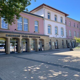 Vor dem Bahnhof in Idar-Oberstein treffen sich häufig Personen, um Alkohol zu trinken. 