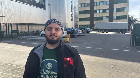 Betriebsratvorsitzender Umut As am Freitag vor der Brauerei