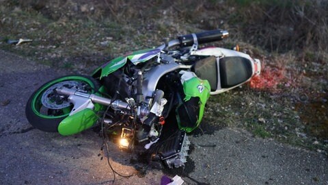 Nach einem schweren Verkehrsunfall bei Ohmden im Kreis Esslingen ist am Montagabend ein Motorradfahrer gestorben.