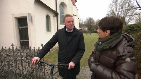 Sonja Faber-Schrecklein mit Pfarrer Julian