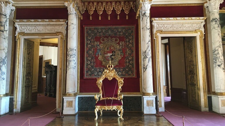 Schloss Schwerin: Der Thronsaal ist prunkvoll ausgestattet, u. a. mit Säulen aus Carrara-Marmor. Der Raum wurde 1856 - 1858 unter der Leitung von Friedrich August Stüler gestaltet