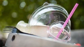 Plastikgeschirr liegt auf einem Mülleimer. Das Bundesverfassungsgericht hat die Verpackungssteuer in Tübingen für rechtmäßig erklärt. Welche Stadt in Rheinland-Pfalz zieht nach?
