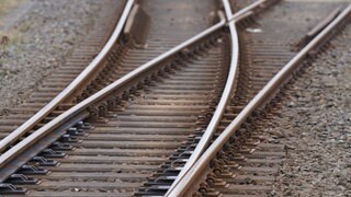 Blick auf Bahngleise (Symbolbild)