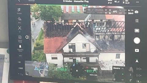 Auch von der Luft aus wurde der Brand nach einem Blitzeinschlag in Großrinderfeld beobachtet. 