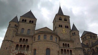 Das Bistum Trier hat einen Priester mit sofortiger Wirkung vom Dienst freistgestellt. 