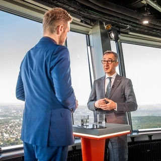 SWR Aktuell-Moderator Georg Bruder im Sommerinterview mit dem baden-württembergischen Ministerpräsidenten Cem Özdemir (Bündnis 90  Die Grünen). 
