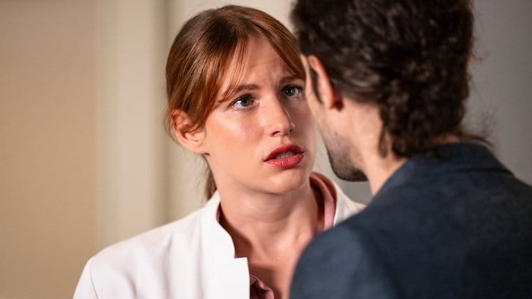 Celine (Ana-Carolina Kleine) steht Albert (Alessio Hirschkorn) gegenüber