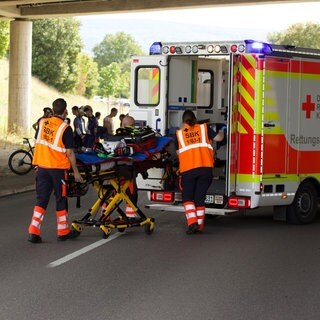 Einsatzkräfte verarzten verunglückte Radfahrer. Ein Fahrradrennen bei Bad Dürrheim endet mit einem Massensturz. 
