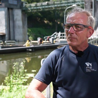 Als der Strom der Schleuse Cramberg ausfällt, muss Christoph Czech improvisieren.