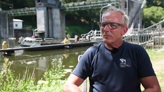 Als der Strom der Schleuse Cramberg ausfällt, muss Christoph Czech improvisieren.