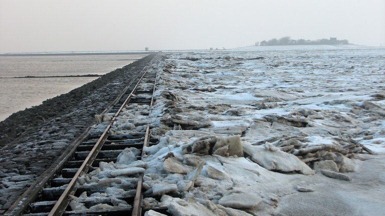Oland im Winter: In der Eiseskälte kommt einem die halbstündige Fahrt übers Meer besonders lange vor.